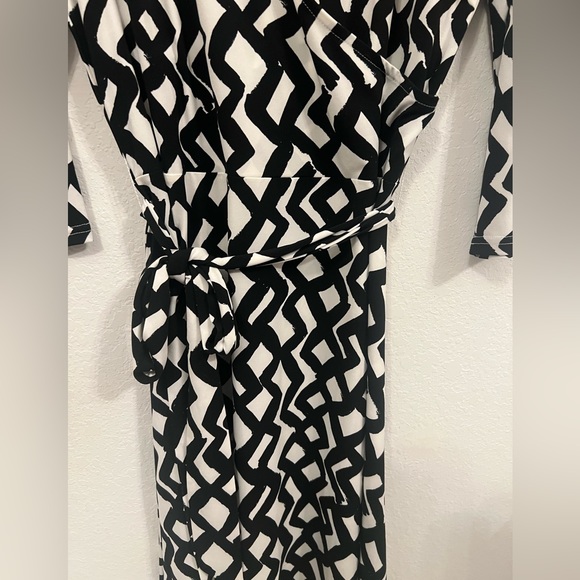 ๐Leota Wrap Dress - Picture 16 of 16